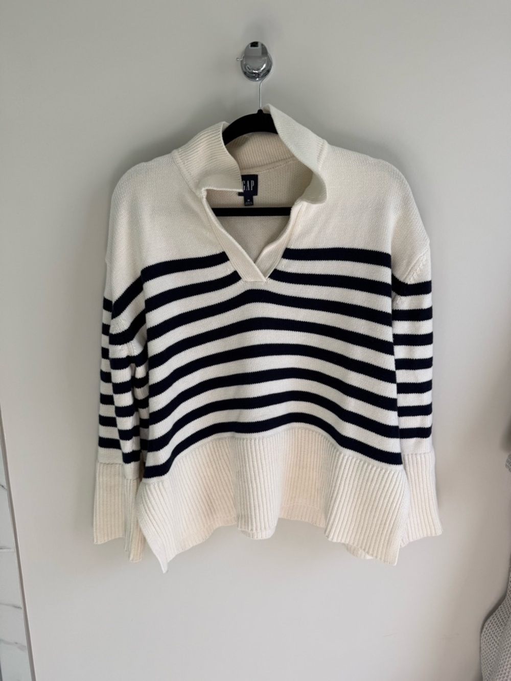 GAP Ivory and Navy Striped V-Neck Pullover Sz M